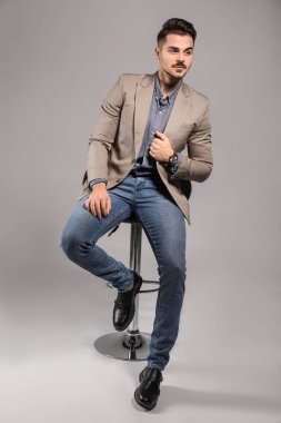 yakışıklı genç gri arka plan üzerinde