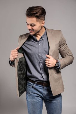 yakışıklı genç gri arka plan üzerinde