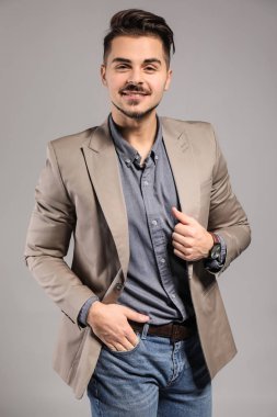 yakışıklı genç gri arka plan üzerinde