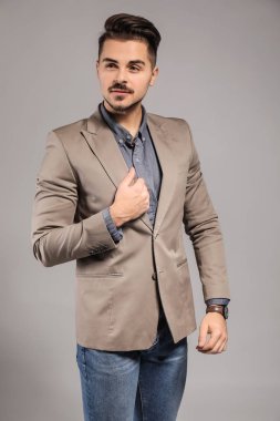 yakışıklı genç gri arka plan üzerinde