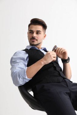 Beyaz arka plan üzerinde şık yakışıklı adam