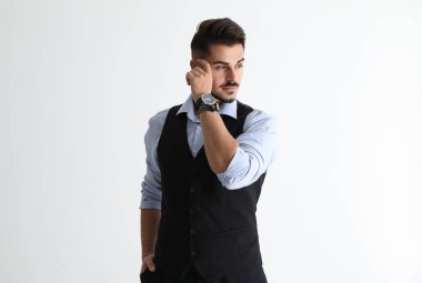 Beyaz arka plan üzerinde şık yakışıklı adam