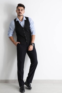 Beyaz duvarının yakınında şık yakışıklı adam