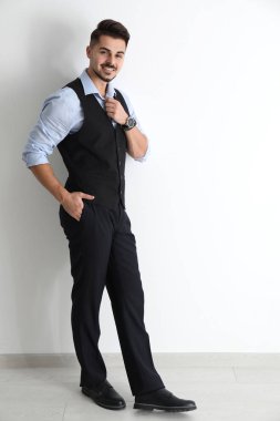 Beyaz duvarının yakınında şık yakışıklı adam