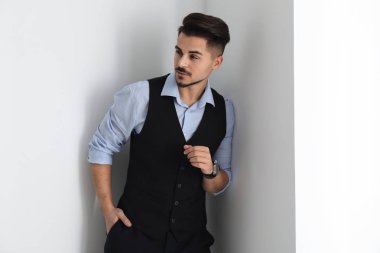 Beyaz duvarının yakınında şık yakışıklı adam