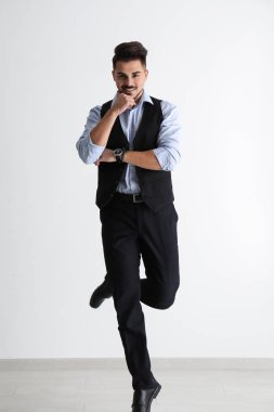 Yakışıklı adam beyaz duvara atlama