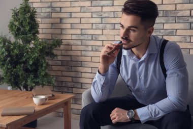 Şık yakışıklı adam yasaktır puro evde