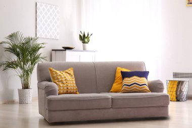 Güzel oda rahat kanepe ile iç