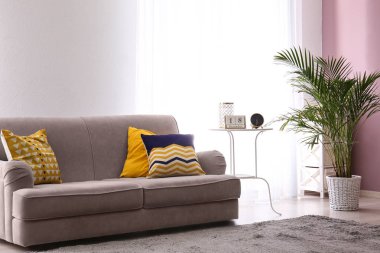 Güzel oda rahat kanepe ile iç