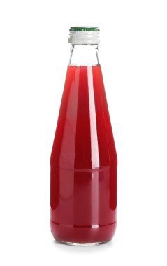 Beyaz arka planda sağlıklı sebze suyu şişesi