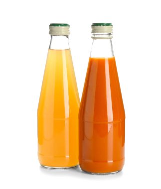 Beyaz arka planda sağlıklı sebze suyu şişeleri