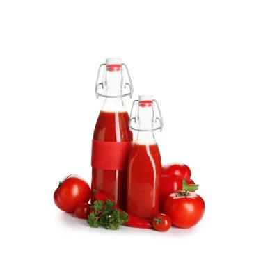 Beyaz arka planda sağlıklı sebze suyu şişeleri