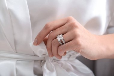 Güzel genç kadın şık yüzük, closeup ile