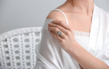 Evde şık yüzük ile güzel genç kadın