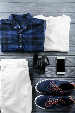 Şık erkek giyim ve Aksesuar ahşap arka plan üzerinde set