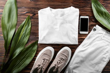 Şık erkek giyim ve Aksesuar ahşap arka plan üzerinde set