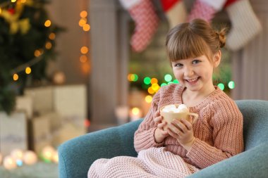 Noel arifesinde evde sıcak çikolata içme sevimli küçük kız