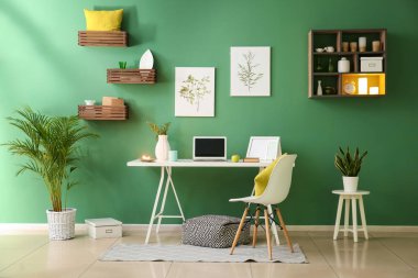 Rahat işyeri olan modern odanın içi