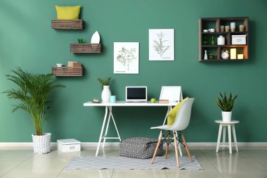 Rahat işyeri olan modern odanın içi