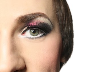 Beyaz arka plan, closeup parlak makyaj adamla genç transseksüel