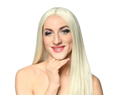 Beyaz arka plan üzerinde genç transseksüel adam portresi