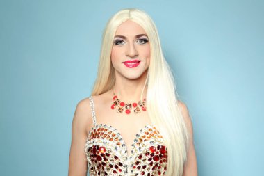 Renk arka plan üzerinde parlak kostüm genç transseksüel adam portresi