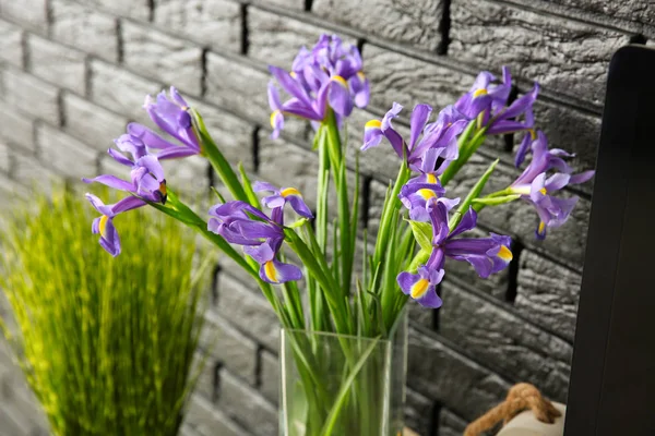 Karanlık tuğla duvar yakınındaki güzel çiçekli vazo