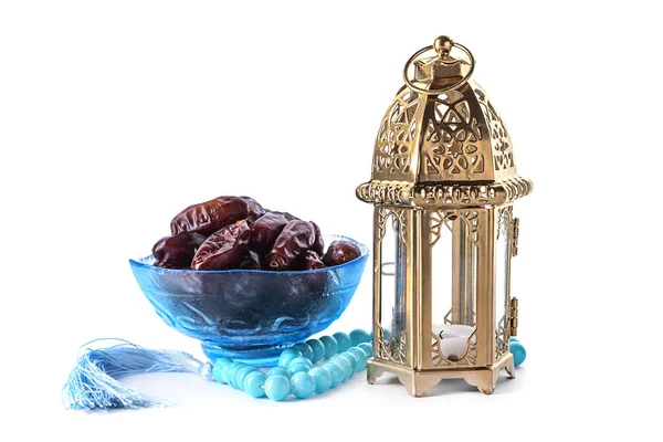 穆斯林灯作为斋月的标志和日期在白色背景 — 图库照片