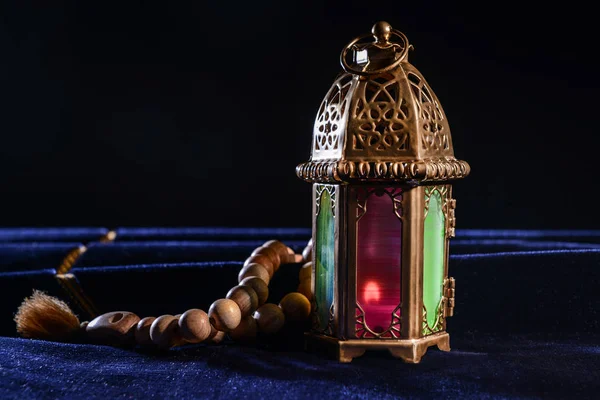 Muslimische Lampe Als Ramadan Symbol Und Tasbih Auf Dunklem Hintergrund — Stockfoto