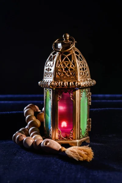 Muslimische Lampe Als Ramadan Symbol Und Tasbih Auf Dunklem Hintergrund — Stockfoto