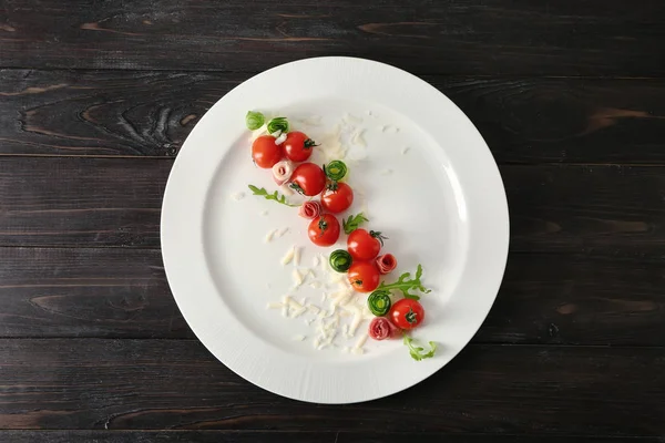 Plate Tomatoes Cheese Dark Wooden Background — Stock Photo, Image