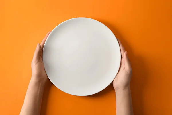 Female Hands Empty Plate Color Background — Stock Photo, Image