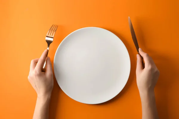 Female Hands Cutlery Empty Plate Color Background — Stock Photo, Image