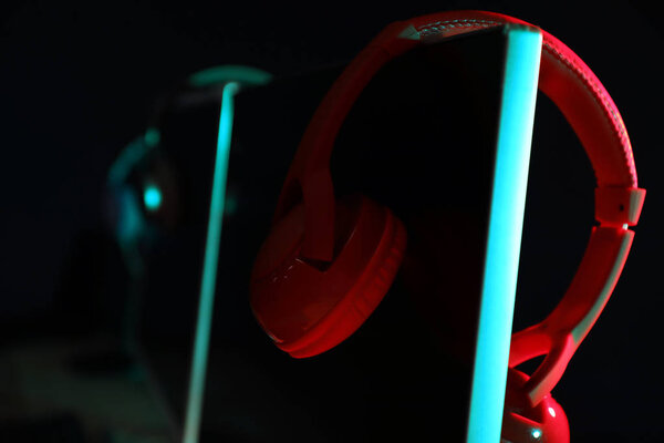 Наушники на мониторе ПК в компьютерном клубе
