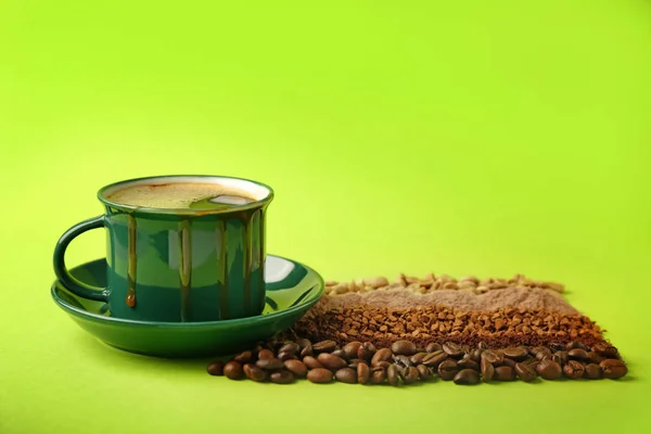 Zusammensetzung Mit Einer Tasse Heißen Kaffees Auf Farbigem Hintergrund — Stockfoto