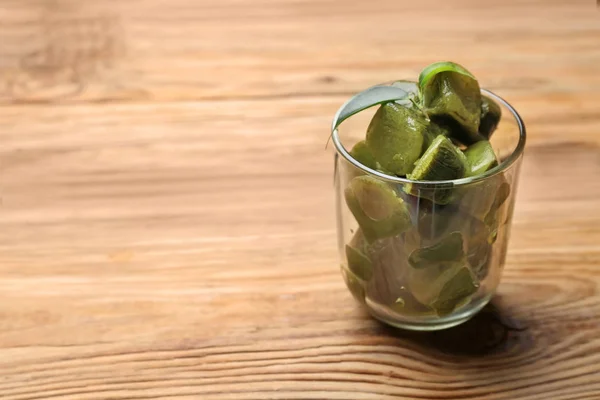 Glas Mit Matcha Tee Eiswürfeln Auf Holztisch — Stockfoto