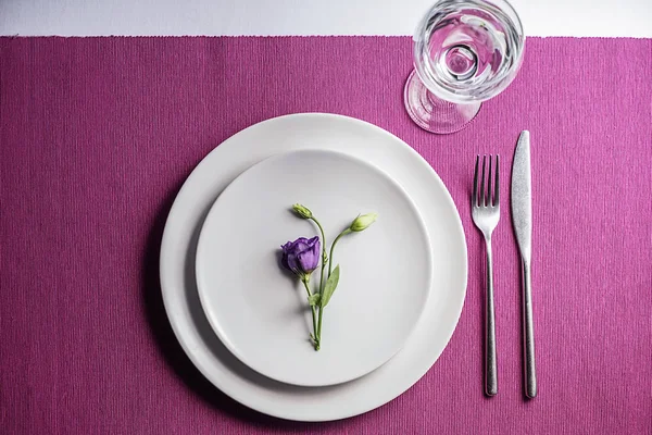 Gyönyörű Asztal Beállítás Virágos Dekorációval — Stock Fotó
