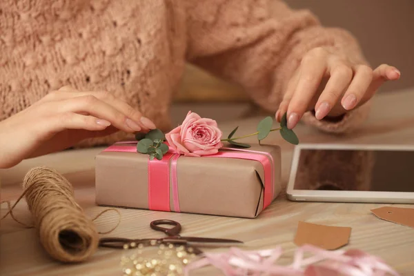 Woman Packing Beautiful Gift Closeup — Stock Photo, Image