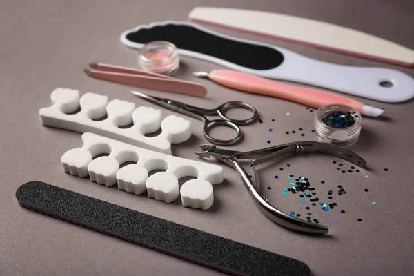 Gri arka plan üzerinde pedikür araçlar kümesi
