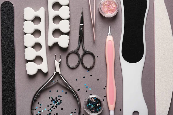 Gri arka plan üzerinde pedikür araçlar kümesi
