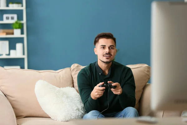 Jovem Jogando Videogame Casa — Fotografia de Stock