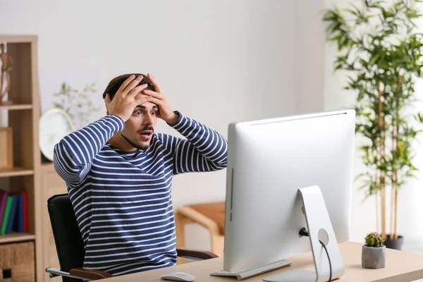 Emotionele Jonge Man Het Verlies Van Computerspel Thuis — Stockfoto