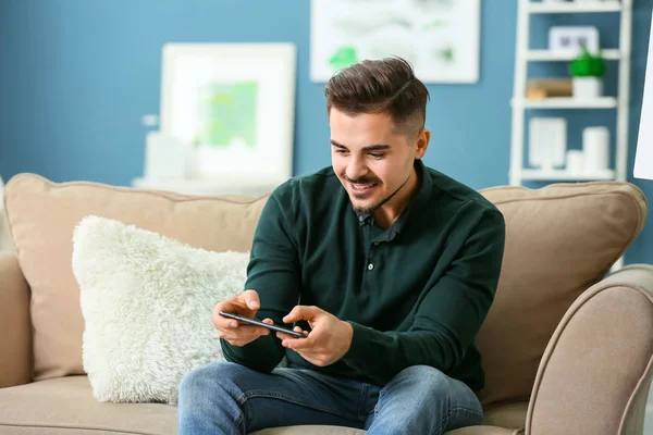 Hombre Joven Jugando Teléfono Inteligente Casa — Foto de Stock