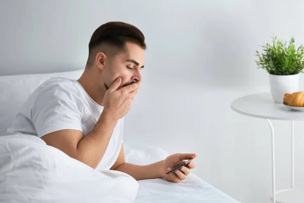 Ung Man Spela Spel Smartphone Sängen — Stockfoto