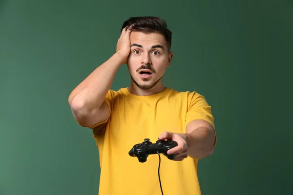 Junger Mann Nach Verlust Von Videospiel Auf Farbigem Hintergrund — Stockfoto