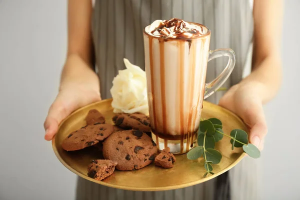 Νεαρή Γυναίκα Κρατώντας Δίσκος Νόστιμο Cookies Και Καφέ Ποτό Στο — Φωτογραφία Αρχείου