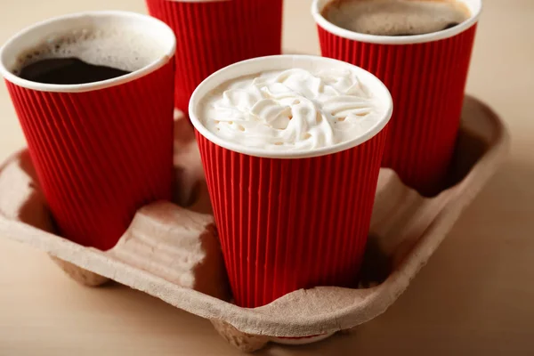 Papieren Bekers Met Lekkere Koffie Houten Tafel Close — Stockfoto