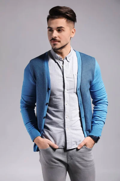 yakışıklı genç gri arka plan üzerinde