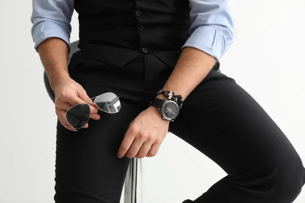 Elegante Hombre Guapo Con Gafas Sol Ver Sobre Fondo Blanco —  Fotos de Stock