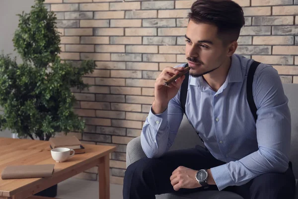 Şık yakışıklı adam yasaktır puro evde